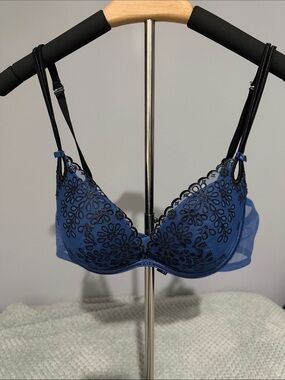 Victoria's Secret Blue Underwire Lace Bra with Black Embroidery